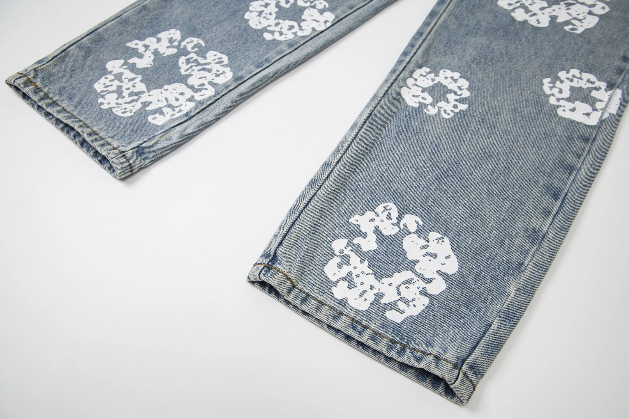 #8197 P220💰 DENIM TEARS Kapok American niche brand printed washed straight jeans. Produced by a major washed factory. Full of high-end feel. Knee part destroyed design with patchwork design. Already used as facade design. Leather waist nameplate. The focus of this style is not on washing, but on the destroyed shape and version. The secret lies in the craftsmanship of the master. The cost of post-production grinding, machining, knife cutting, etc. is far beyond comparison with assembly line products. Color: black, blue, gray. Size: 28-36 (corresponding to S-XXL)